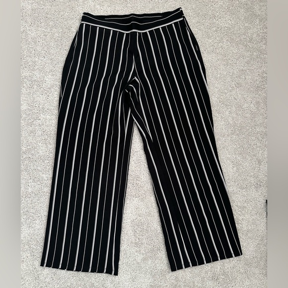 JONES STUDIO STRIPED WIDE LEG TROUSERS
BEAUTIFUL AND ELEGANT - Picture 3 of 6